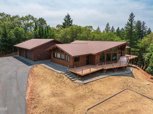 616 Mountain Paradise Drive, Grants Pass, OR 97526