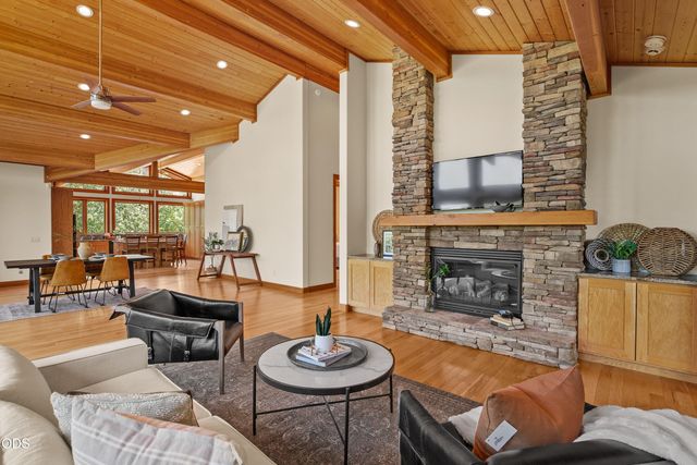 616 Mountain Paradise Drive, Grants Pass, OR 97526