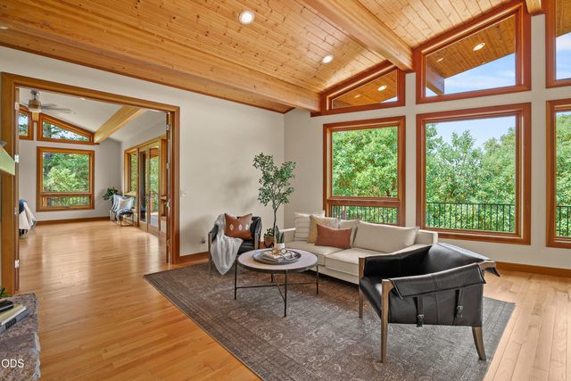 616 Mountain Paradise Drive, Grants Pass, OR 97526