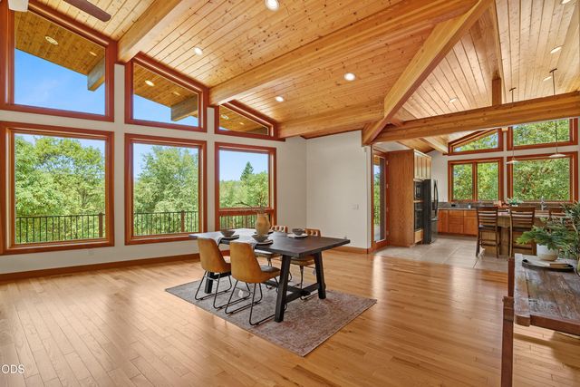 616 Mountain Paradise Drive, Grants Pass, OR 97526
