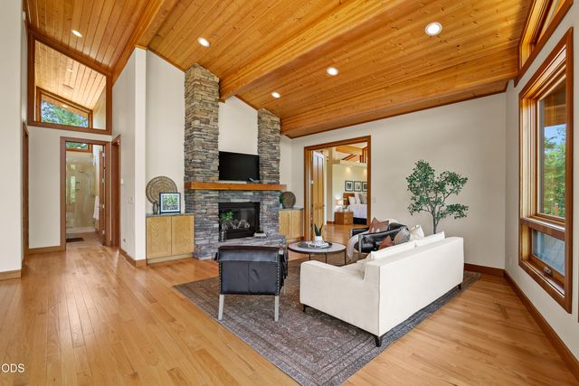 616 Mountain Paradise Drive, Grants Pass, OR 97526