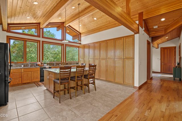 616 Mountain Paradise Drive, Grants Pass, OR 97526