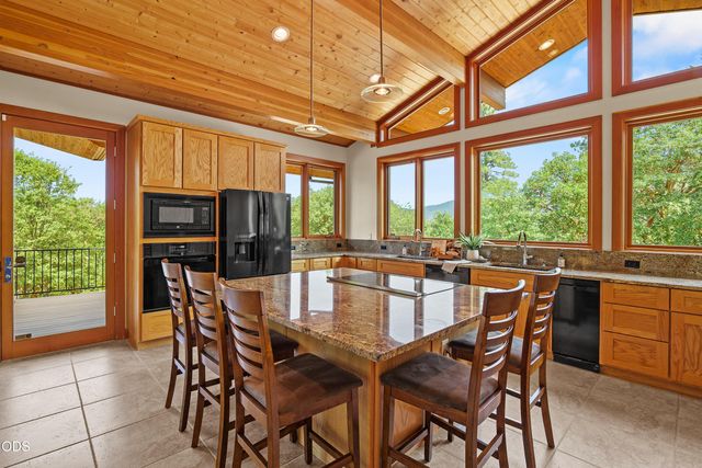 616 Mountain Paradise Drive, Grants Pass, OR 97526