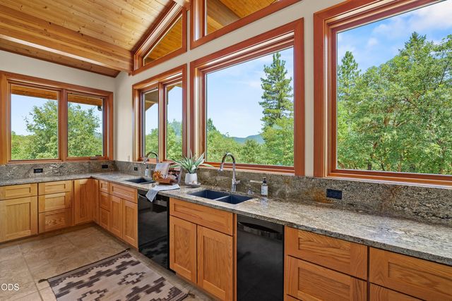 616 Mountain Paradise Drive, Grants Pass, OR 97526