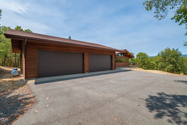 616 Mountain Paradise Drive, Grants Pass, OR 97526