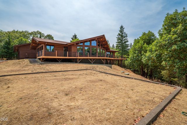 616 Mountain Paradise Drive, Grants Pass, OR 97526