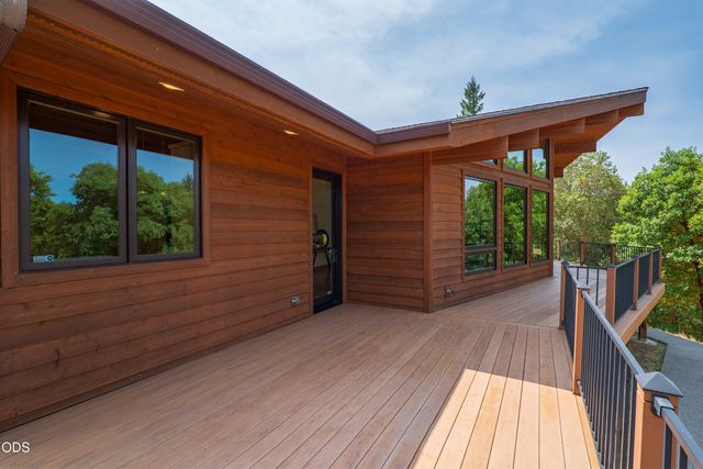 616 Mountain Paradise Drive, Grants Pass, OR 97526