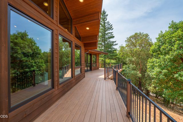 616 Mountain Paradise Drive, Grants Pass, OR 97526