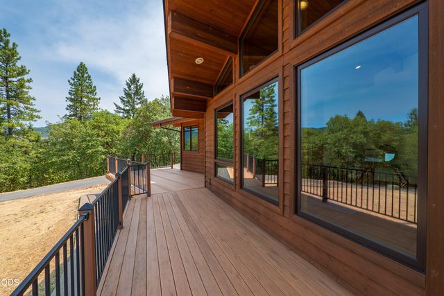 616 Mountain Paradise Drive, Grants Pass, OR 97526
