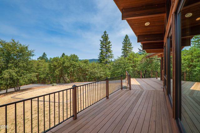 616 Mountain Paradise Drive, Grants Pass, OR 97526