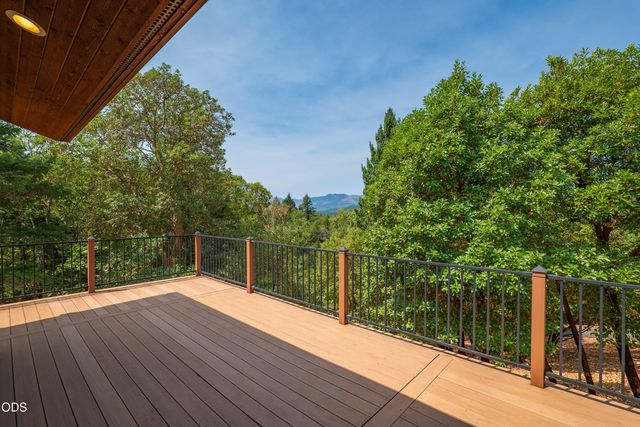616 Mountain Paradise Drive, Grants Pass, OR 97526