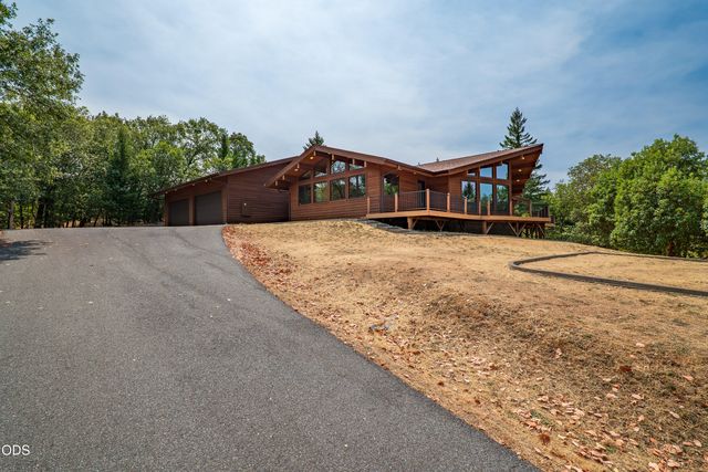 616 Mountain Paradise Drive, Grants Pass, OR 97526