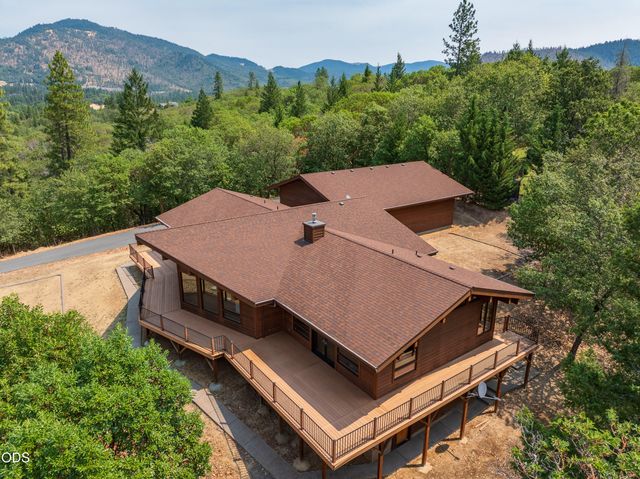 616 Mountain Paradise Drive, Grants Pass, OR 97526