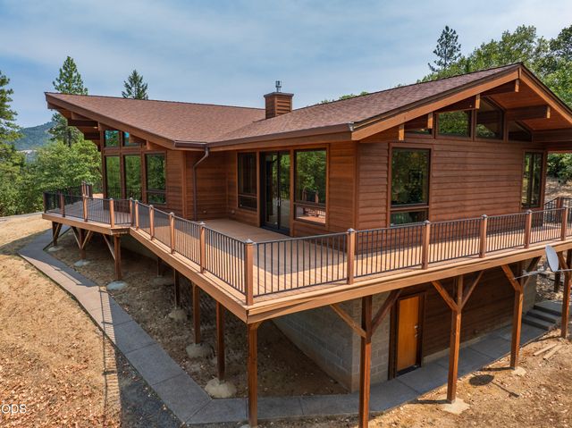 616 Mountain Paradise Drive, Grants Pass, OR 97526