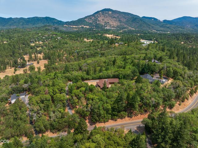 616 Mountain Paradise Drive, Grants Pass, OR 97526
