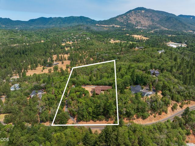 616 Mountain Paradise Drive, Grants Pass, OR 97526