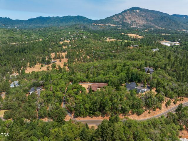 616 Mountain Paradise Drive, Grants Pass, OR 97526