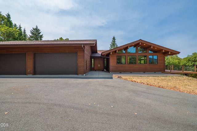 616 Mountain Paradise Drive, Grants Pass, OR 97526
