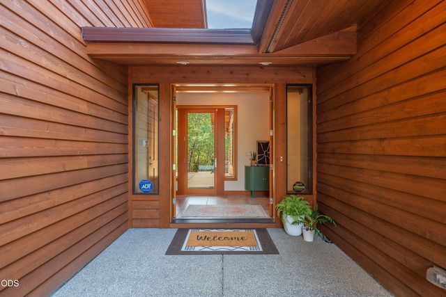616 Mountain Paradise Drive, Grants Pass, OR 97526