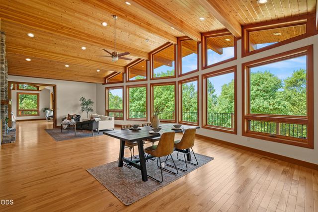 616 Mountain Paradise Drive, Grants Pass, OR 97526