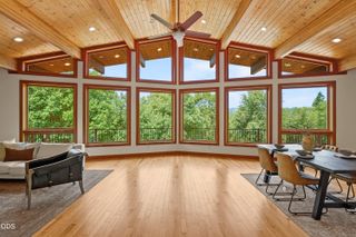 616 Mountain Paradise Drive, Grants Pass, OR 97526