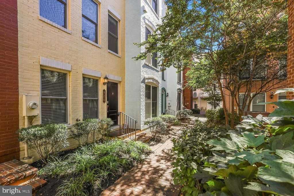 924 4TH ST SE, Washington, DC 20003