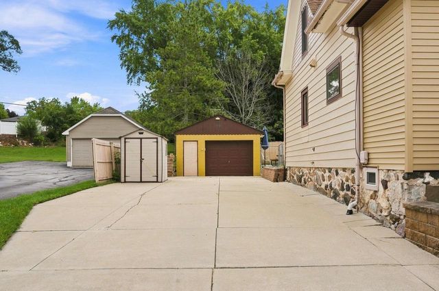 1903 Salisbury ROAD, West Bend, WI 53090