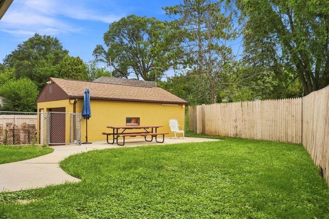 1903 Salisbury ROAD, West Bend, WI 53090