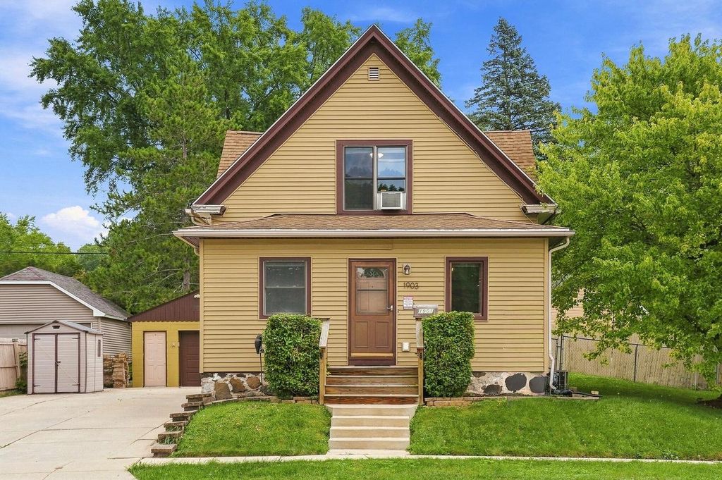 1903 Salisbury ROAD, West Bend, WI 53090
