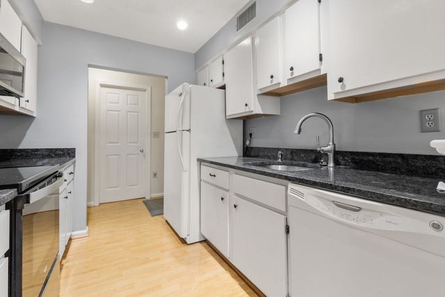 12 Beals Cove Rd B, Hingham, MA 02043