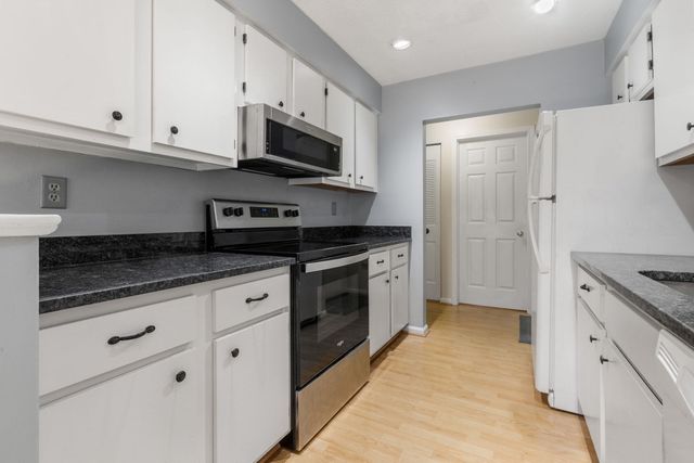 12 Beals Cove Rd B, Hingham, MA 02043
