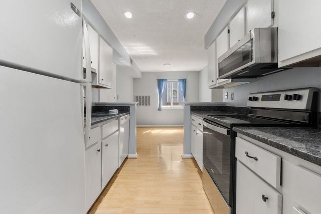 12 Beals Cove Rd B, Hingham, MA 02043