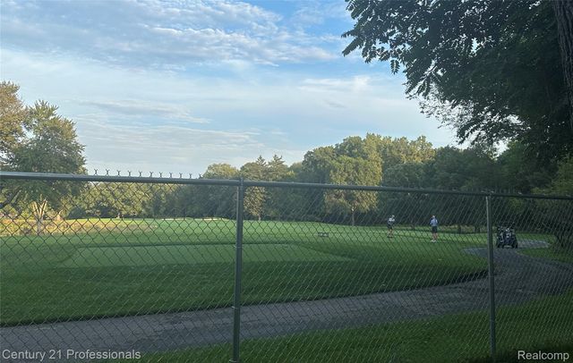 21776 E Fairway Drive S, Southfield, MI 48033