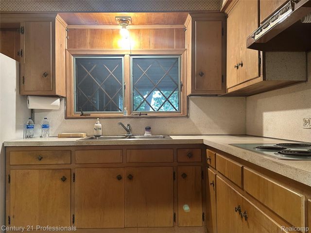 21776 E Fairway Drive S, Southfield, MI 48033