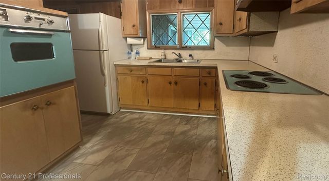 21776 E Fairway Drive S, Southfield, MI 48033