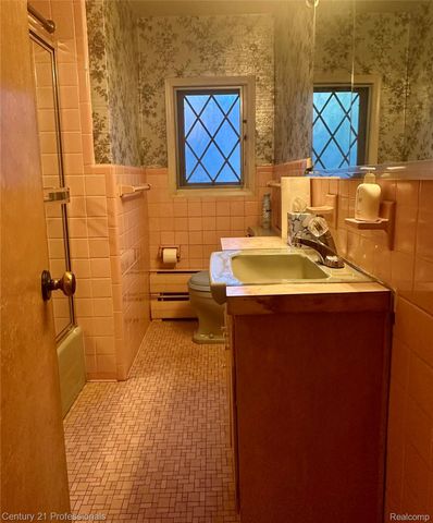 21776 E Fairway Drive S, Southfield, MI 48033