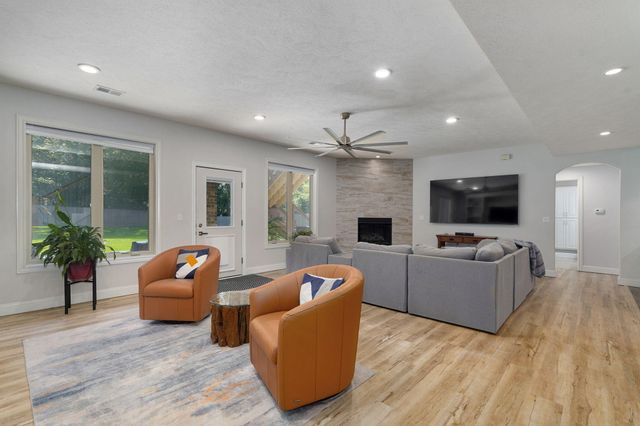 5748 S Winsor Drive, Battlefield, MO 65619