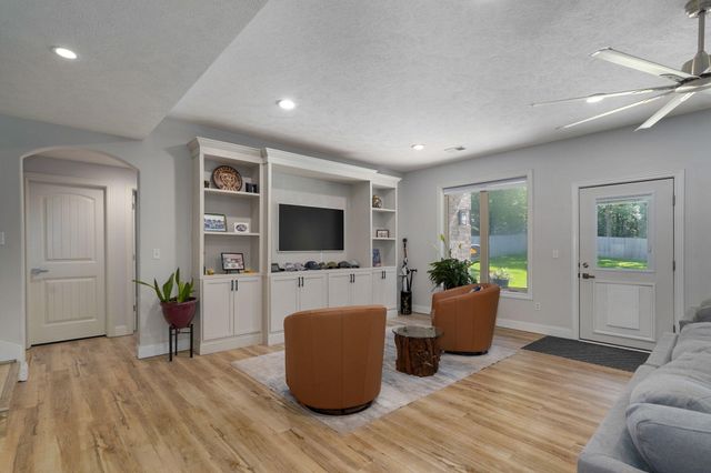 5748 S Winsor Drive, Battlefield, MO 65619