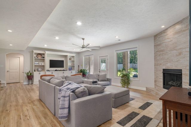 5748 S Winsor Drive, Battlefield, MO 65619
