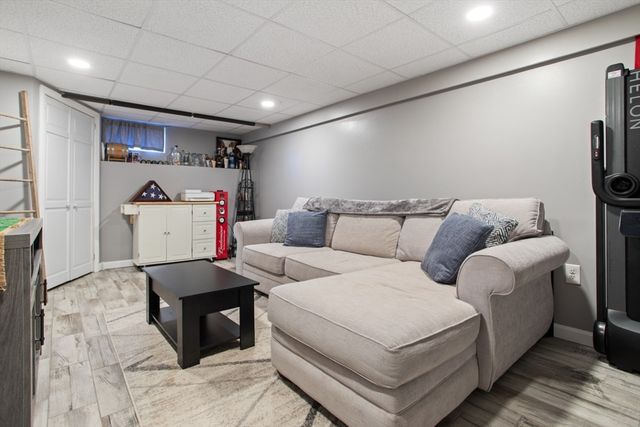 6 Rawding Rd, Peabody, MA 01960