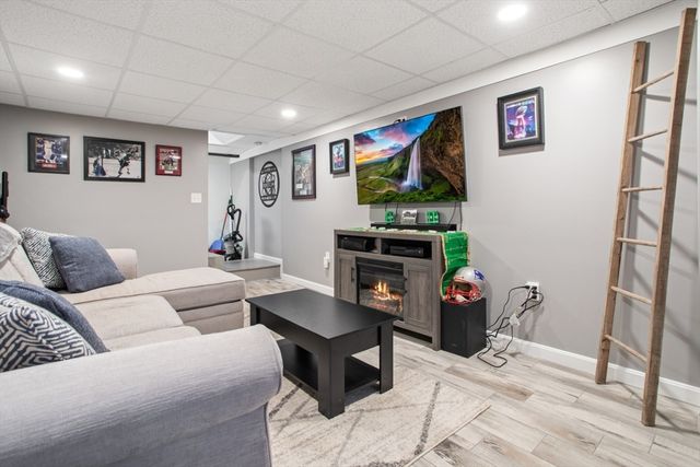 6 Rawding Rd, Peabody, MA 01960
