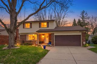 3586 Kings Point Drive, Troy, MI 48083