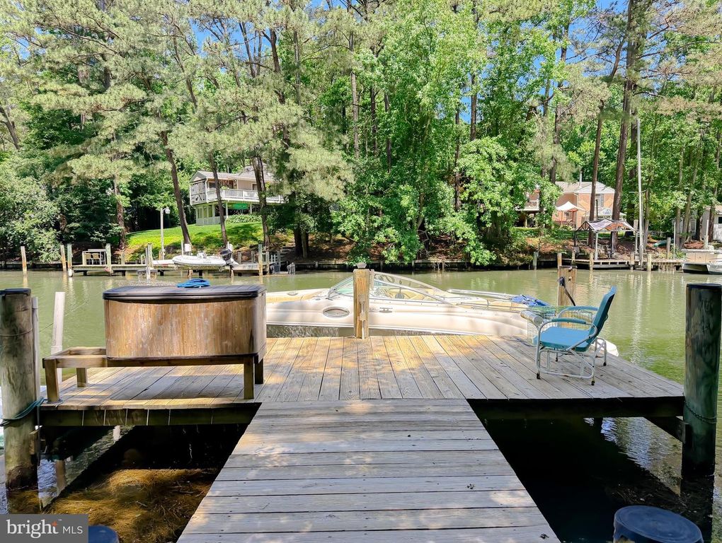 Image 65 of property listing at 272 ELKINS LN, Lusby, MD 20657
