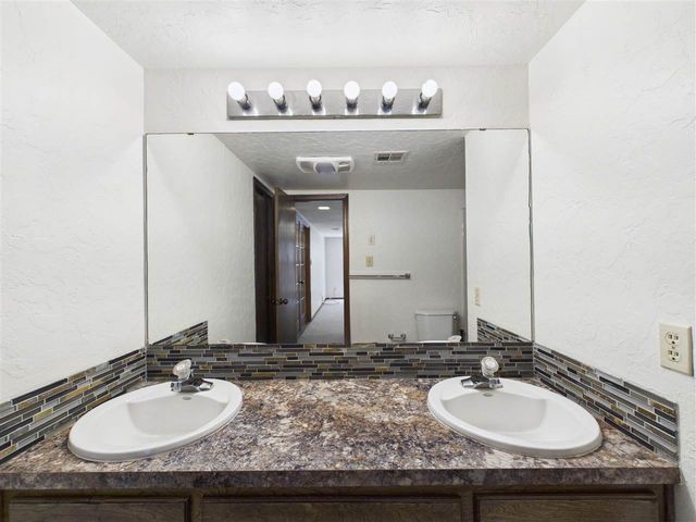 4701 NE MacArthur Circle, Lawton, OK 73507