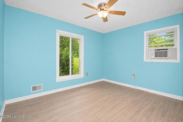7517 Manslick Rd, Louisville, KY 40214