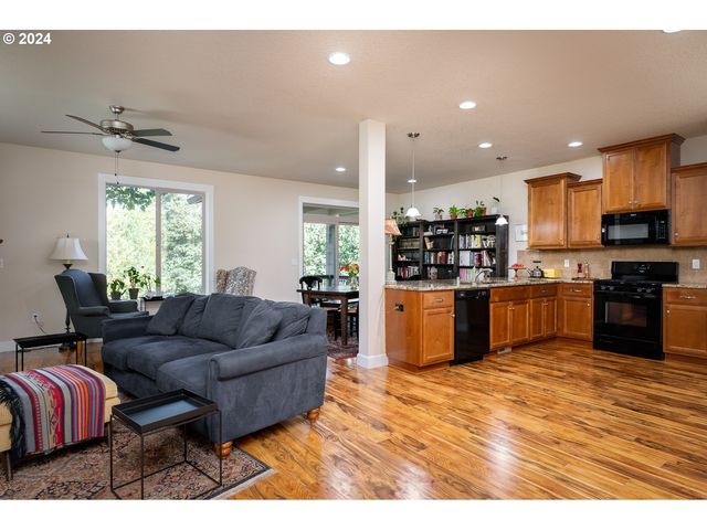 512 N HORNS CORNER Dr, Ridgefield, WA 98642