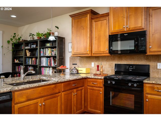 512 N HORNS CORNER Dr, Ridgefield, WA 98642