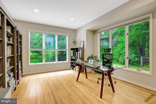 904 FALLS BRIDGE LN, Great Falls, VA 22066