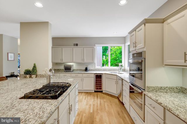 904 FALLS BRIDGE LN, Great Falls, VA 22066