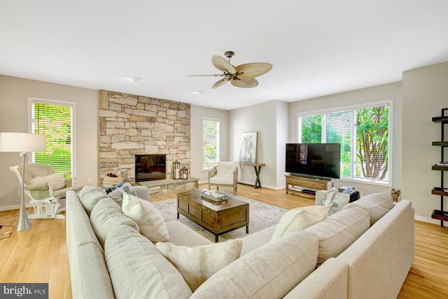 904 FALLS BRIDGE LN, Great Falls, VA 22066